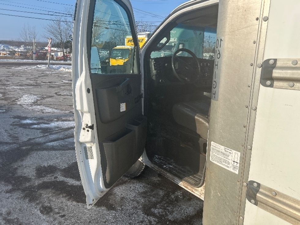 Light Duty Box Truck-Light and Medium Duty Trucks-Chevrolet-2019-G33903-Moncton-NB-215,371\n\t\tkm-$ 29,500 - Image 15