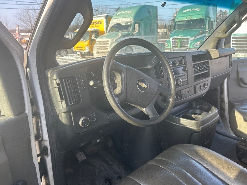 Light Duty Box Truck-Light and Medium Duty Trucks-Chevrolet-2019-G33903-Moncton-NB-215,371\n\t\tkm-$ 29,500 - Image 16