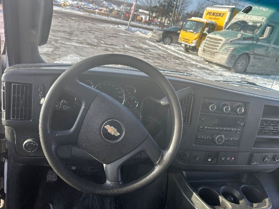 Light Duty Box Truck-Light and Medium Duty Trucks-Chevrolet-2019-G33903-Moncton-NB-215,371\n\t\tkm-$ 29,500 - Image 17