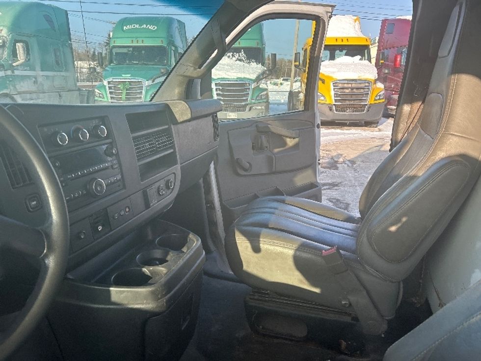 Light Duty Box Truck-Light and Medium Duty Trucks-Chevrolet-2019-G33903-Moncton-NB-215,371\n\t\tkm-$ 29,500 - Image 18