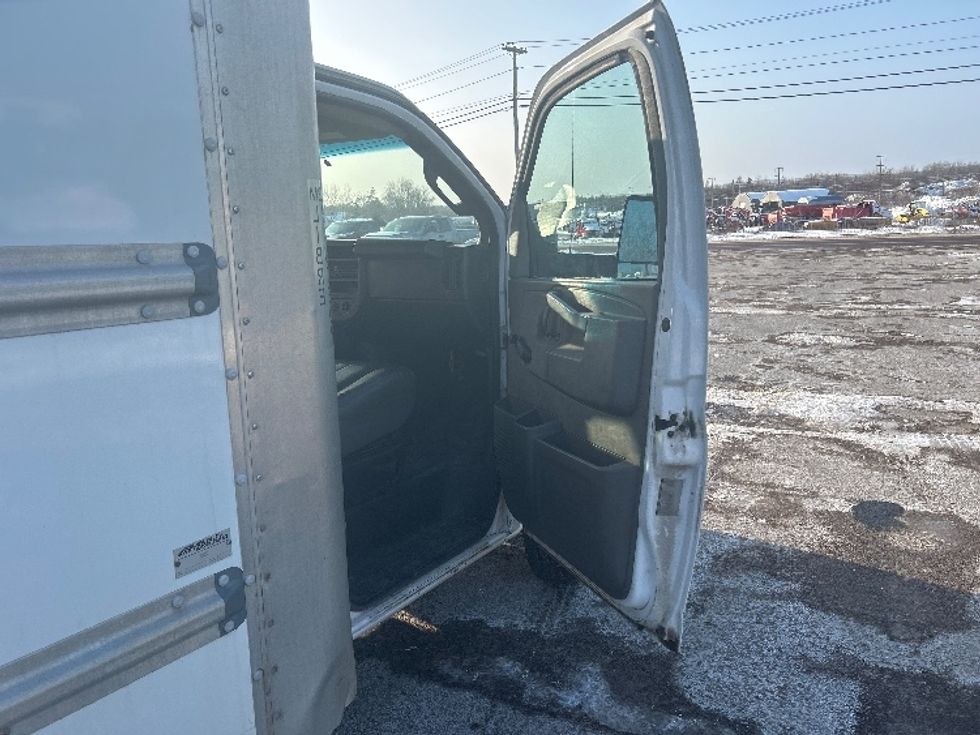 Light Duty Box Truck-Light and Medium Duty Trucks-Chevrolet-2019-G33903-Moncton-NB-215,371\n\t\tkm-$ 29,500 - Image 19