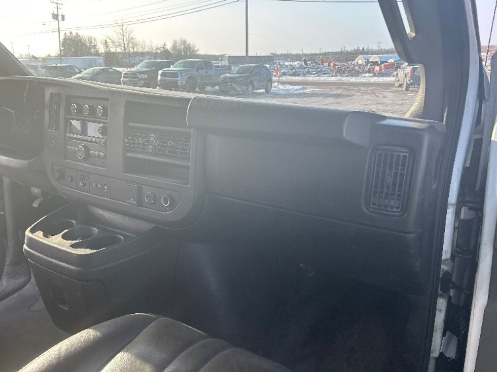 Light Duty Box Truck-Light and Medium Duty Trucks-Chevrolet-2019-G33903-Moncton-NB-215,371\n\t\tkm-$ 29,500 - Image 20