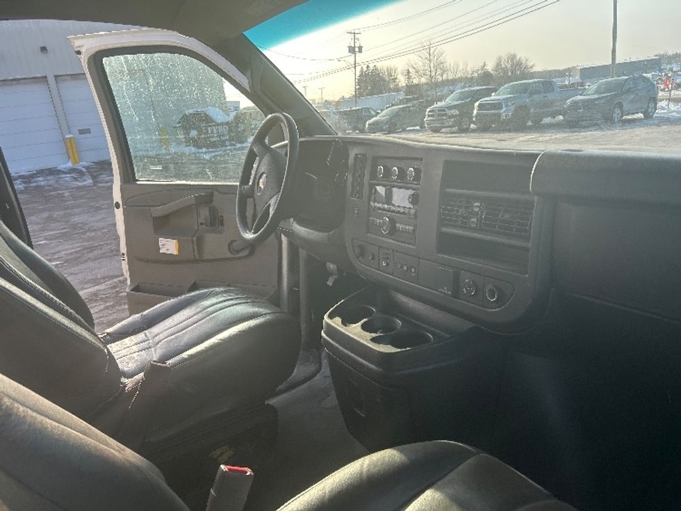 Light Duty Box Truck-Light and Medium Duty Trucks-Chevrolet-2019-G33903-Moncton-NB-215,371\n\t\tkm-$ 29,500 - Image 21