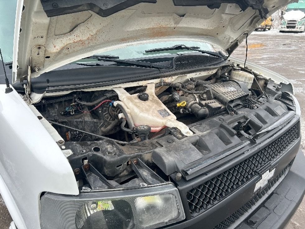 Light Duty Box Truck-Light and Medium Duty Trucks-Chevrolet-2019-G33903-Moncton-NB-215,371\n\t\tkm-$ 29,500 - Image 22