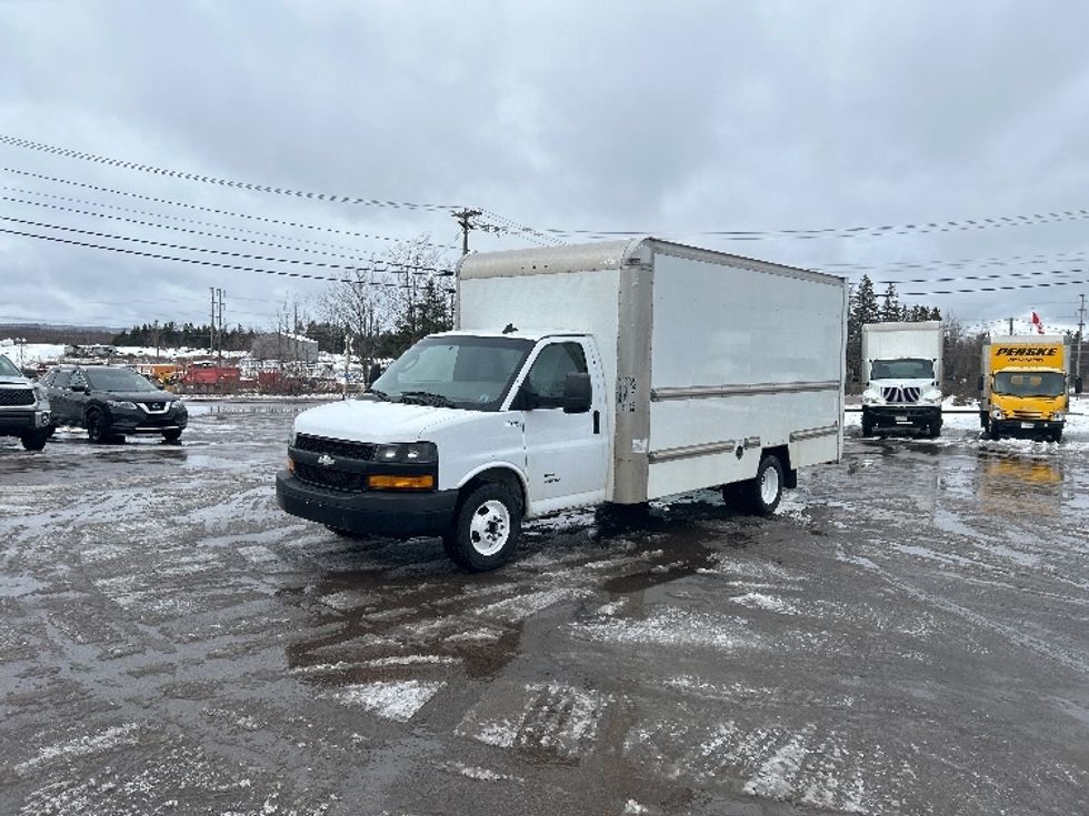 Light Duty Box Truck-Light and Medium Duty Trucks-Chevrolet-2019-G33903-Moncton-NB-215,371\n\t\tkm-$ 29,500 - Image 3
