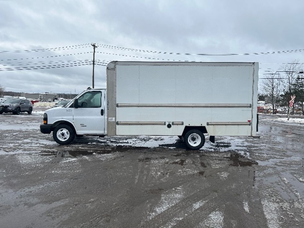 Light Duty Box Truck-Light and Medium Duty Trucks-Chevrolet-2019-G33903-Moncton-NB-215,371\n\t\tkm-$ 29,500 - Image 4
