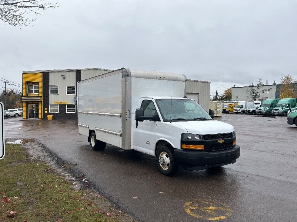 Light Duty Box Truck-Light and Medium Duty Trucks-Chevrolet-2019-G33903-Moncton-NB-220,557\n\t\tkm-$ 28,750 - Image 1