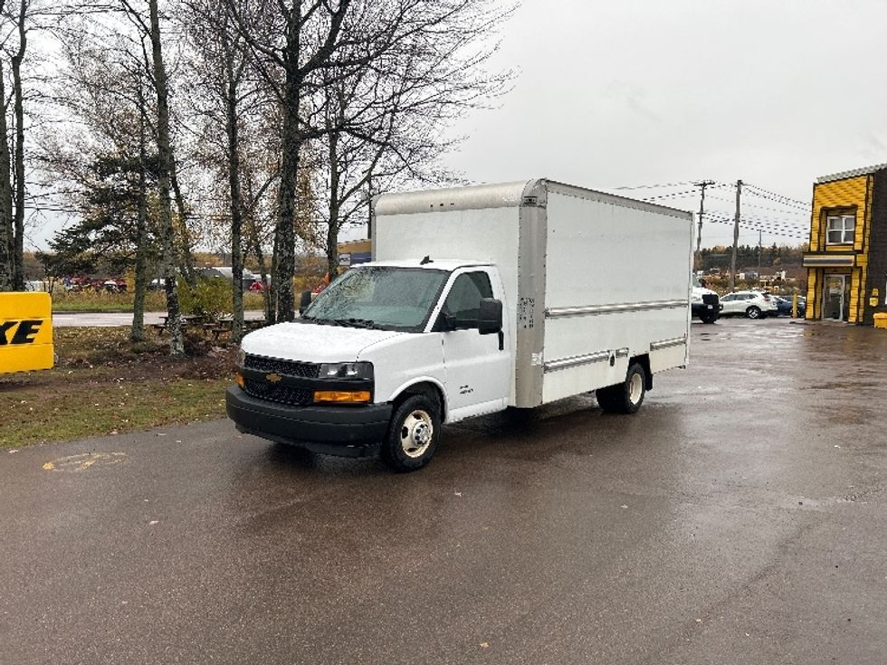 Light Duty Box Truck-Light and Medium Duty Trucks-Chevrolet-2019-G33903-Moncton-NB-220,557\n\t\tkm-$ 28,750 - Image 3
