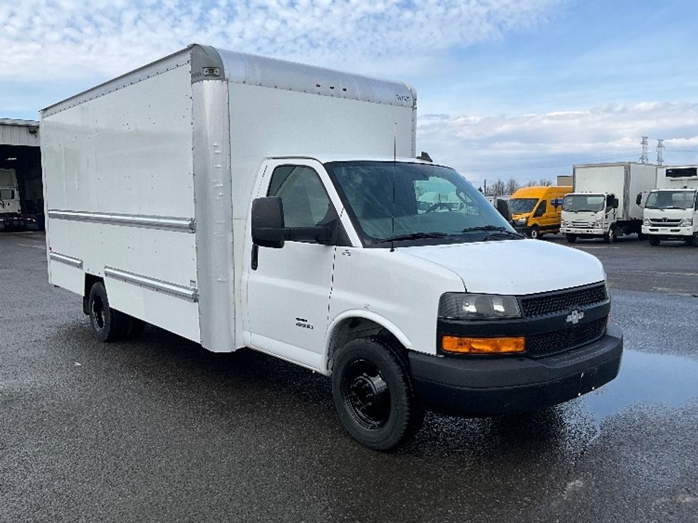 Light Duty Box Truck-Light and Medium Duty Trucks-Chevrolet-2019-G33903-Ottawa-ON-113,765\n\t\tkm-$ 35,250 - Image 1