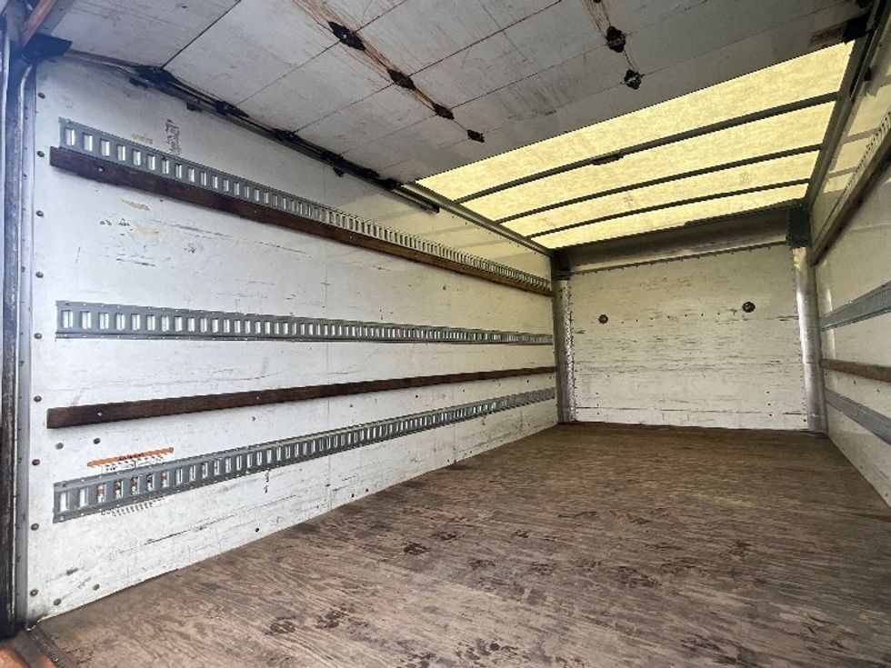 Light Duty Box Truck-Light and Medium Duty Trucks-Chevrolet-2019-G33903-Ottawa-ON-113,765\n\t\tkm-$ 35,250 - Image 10