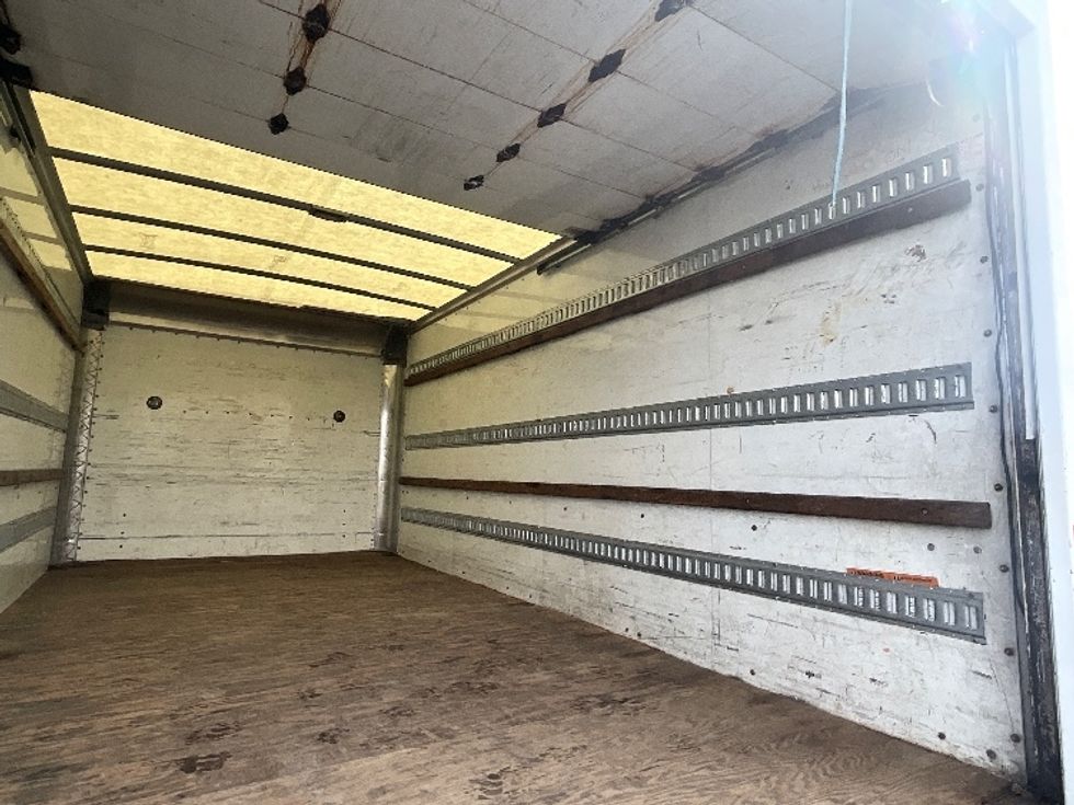 Light Duty Box Truck-Light and Medium Duty Trucks-Chevrolet-2019-G33903-Ottawa-ON-113,765\n\t\tkm-$ 35,250 - Image 11