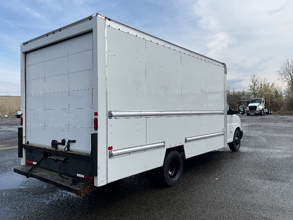 Light Duty Box Truck-Light and Medium Duty Trucks-Chevrolet-2019-G33903-Ottawa-ON-113,765\n\t\tkm-$ 35,250 - Image 12