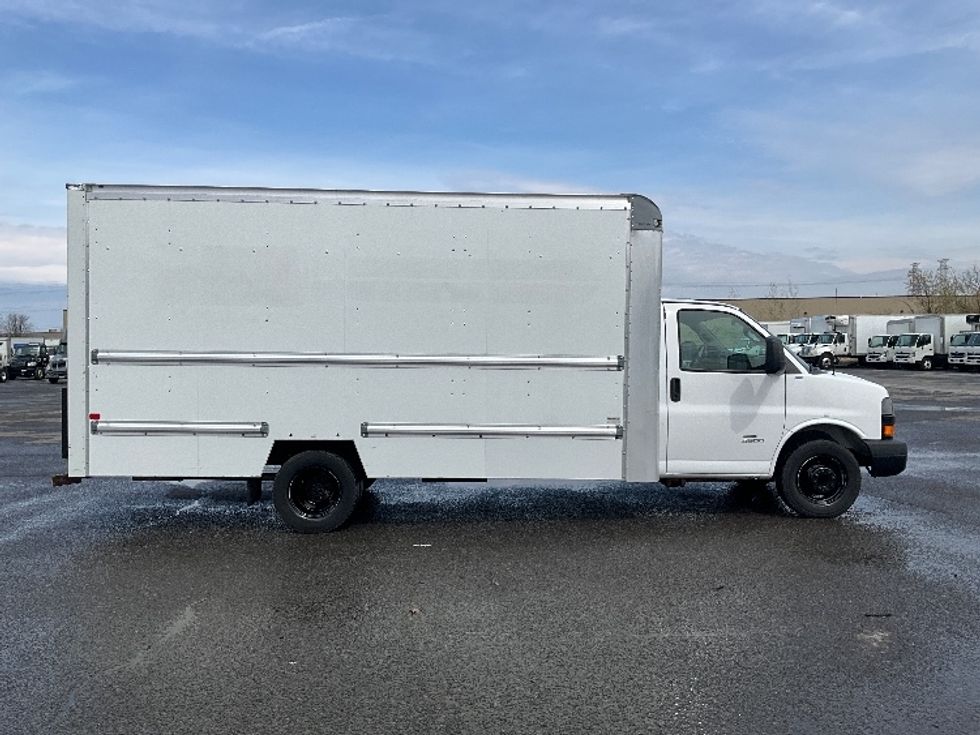 Light Duty Box Truck-Light and Medium Duty Trucks-Chevrolet-2019-G33903-Ottawa-ON-113,765\n\t\tkm-$ 35,250 - Image 14