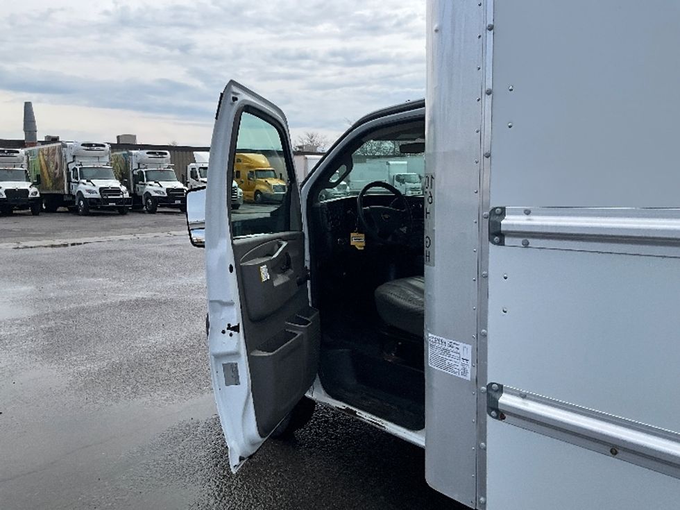 Light Duty Box Truck-Light and Medium Duty Trucks-Chevrolet-2019-G33903-Ottawa-ON-113,765\n\t\tkm-$ 35,250 - Image 15