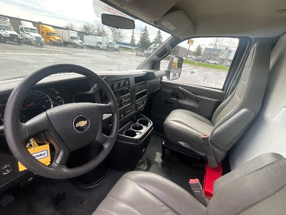 Light Duty Box Truck-Light and Medium Duty Trucks-Chevrolet-2019-G33903-Ottawa-ON-113,765\n\t\tkm-$ 35,250 - Image 16