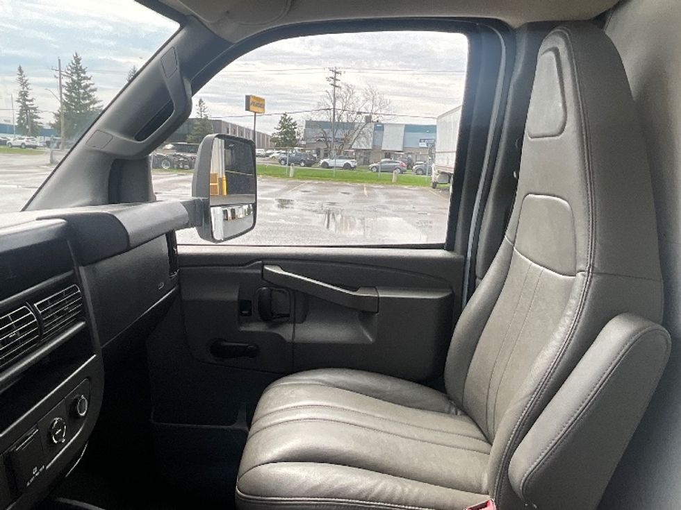 Light Duty Box Truck-Light and Medium Duty Trucks-Chevrolet-2019-G33903-Ottawa-ON-113,765\n\t\tkm-$ 35,250 - Image 18