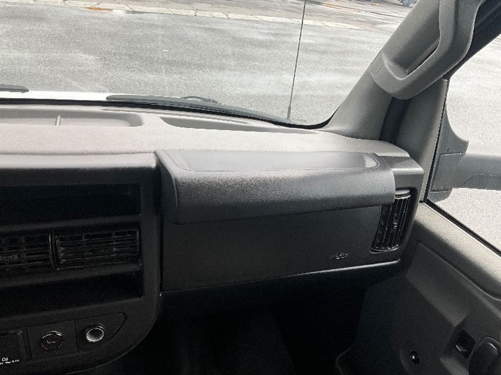 Light Duty Box Truck-Light and Medium Duty Trucks-Chevrolet-2019-G33903-Ottawa-ON-113,765\n\t\tkm-$ 35,250 - Image 19