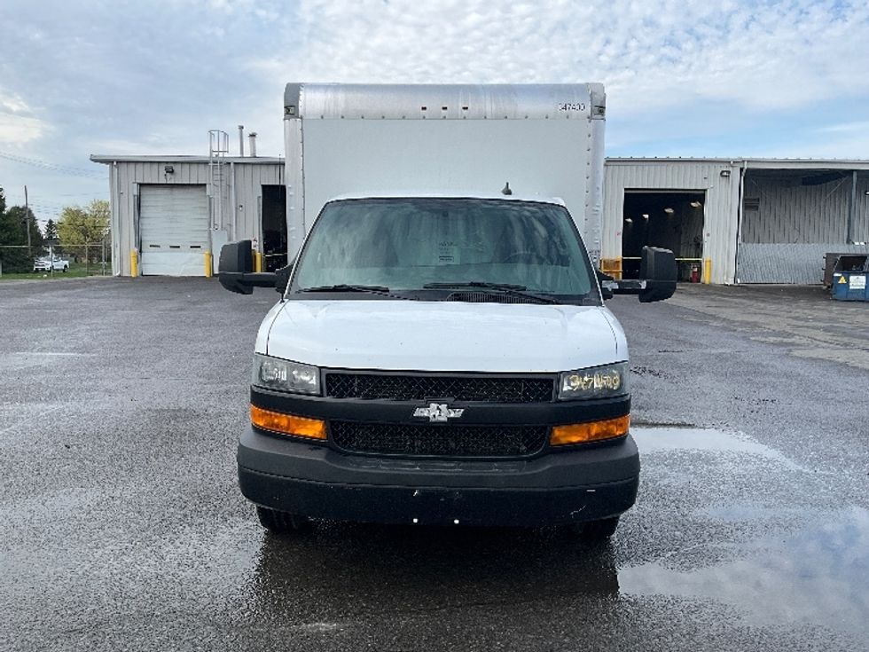 Light Duty Box Truck-Light and Medium Duty Trucks-Chevrolet-2019-G33903-Ottawa-ON-113,765\n\t\tkm-$ 35,250 - Image 2