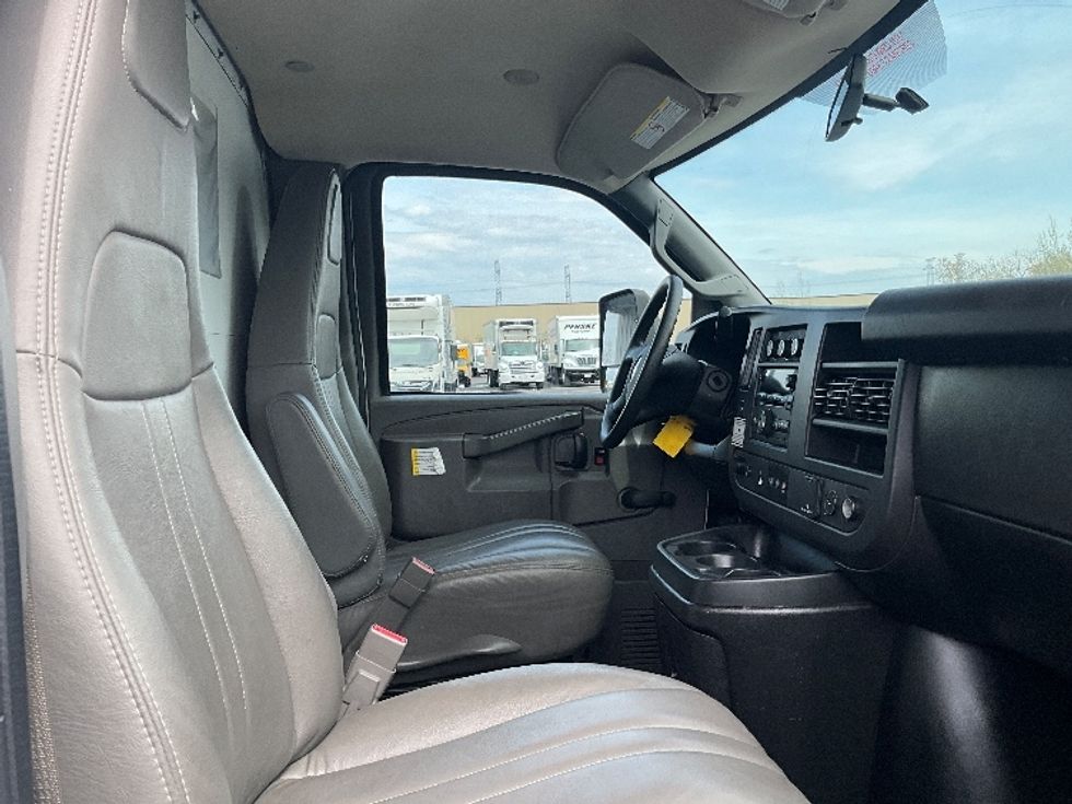 Light Duty Box Truck-Light and Medium Duty Trucks-Chevrolet-2019-G33903-Ottawa-ON-113,765\n\t\tkm-$ 35,250 - Image 20