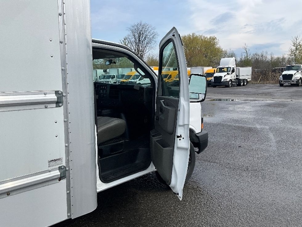 Light Duty Box Truck-Light and Medium Duty Trucks-Chevrolet-2019-G33903-Ottawa-ON-113,765\n\t\tkm-$ 35,250 - Image 21