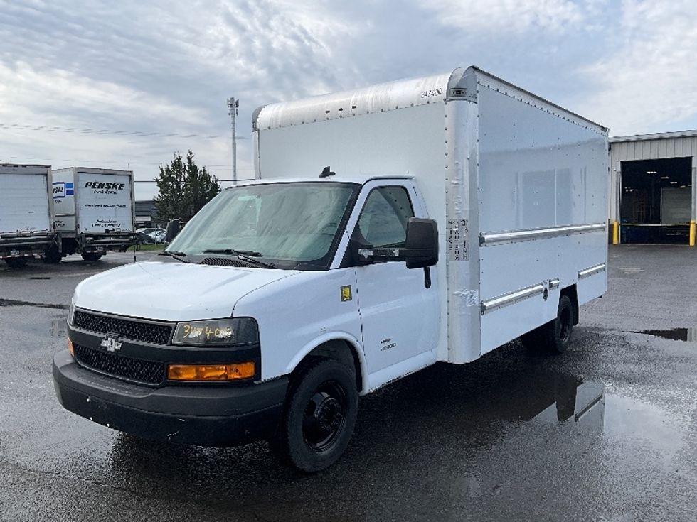 Light Duty Box Truck-Light and Medium Duty Trucks-Chevrolet-2019-G33903-Ottawa-ON-113,765\n\t\tkm-$ 35,250 - Image 3
