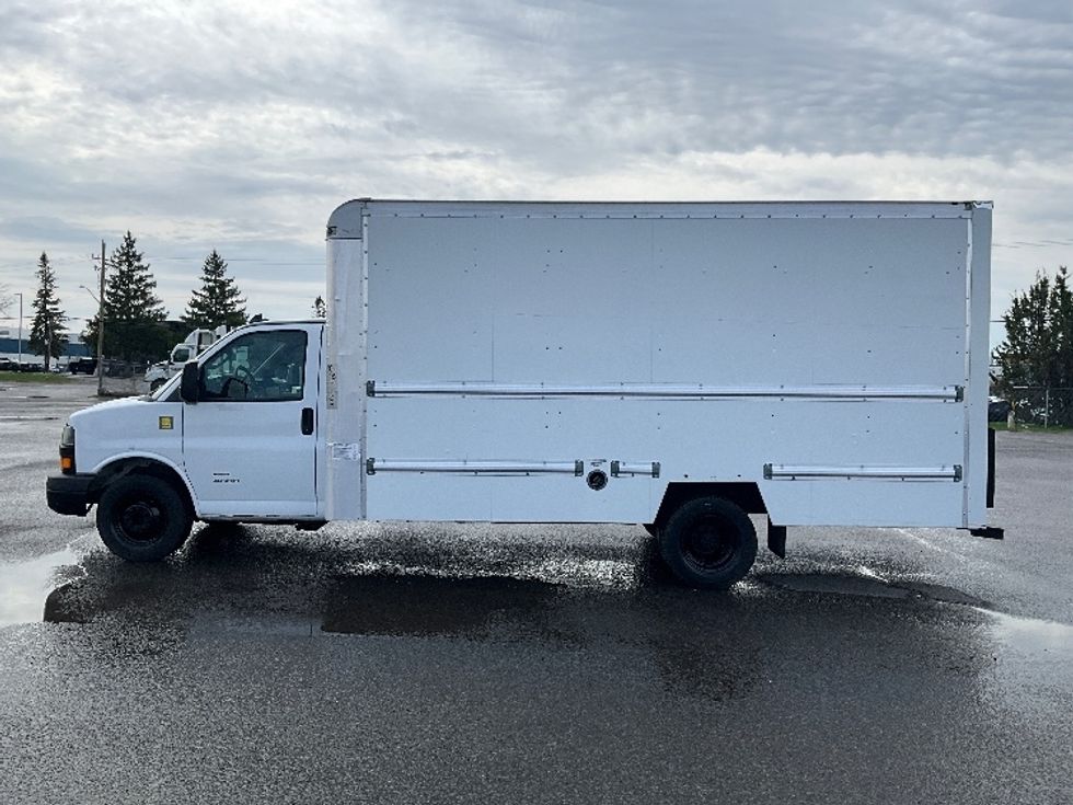 Light Duty Box Truck-Light and Medium Duty Trucks-Chevrolet-2019-G33903-Ottawa-ON-113,765\n\t\tkm-$ 35,250 - Image 4