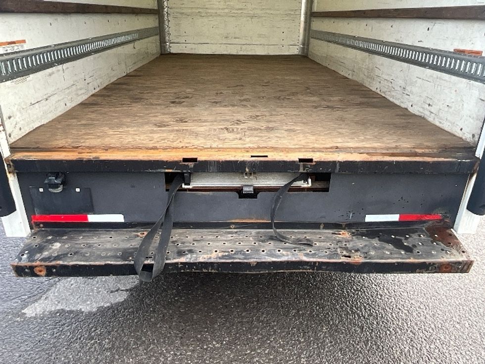 Light Duty Box Truck-Light and Medium Duty Trucks-Chevrolet-2019-G33903-Ottawa-ON-113,765\n\t\tkm-$ 35,250 - Image 9