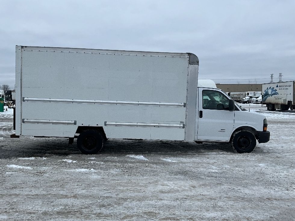 Light Duty Box Truck-Light and Medium Duty Trucks-Chevrolet-2019-G33903-Ottawa-ON-149,162\n\t\tkm-$ 35,000 - Image 14
