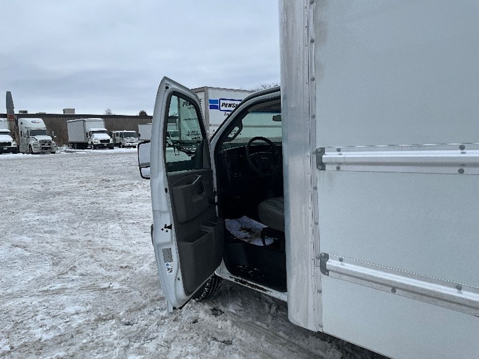 Light Duty Box Truck-Light and Medium Duty Trucks-Chevrolet-2019-G33903-Ottawa-ON-149,162\n\t\tkm-$ 35,000 - Image 15