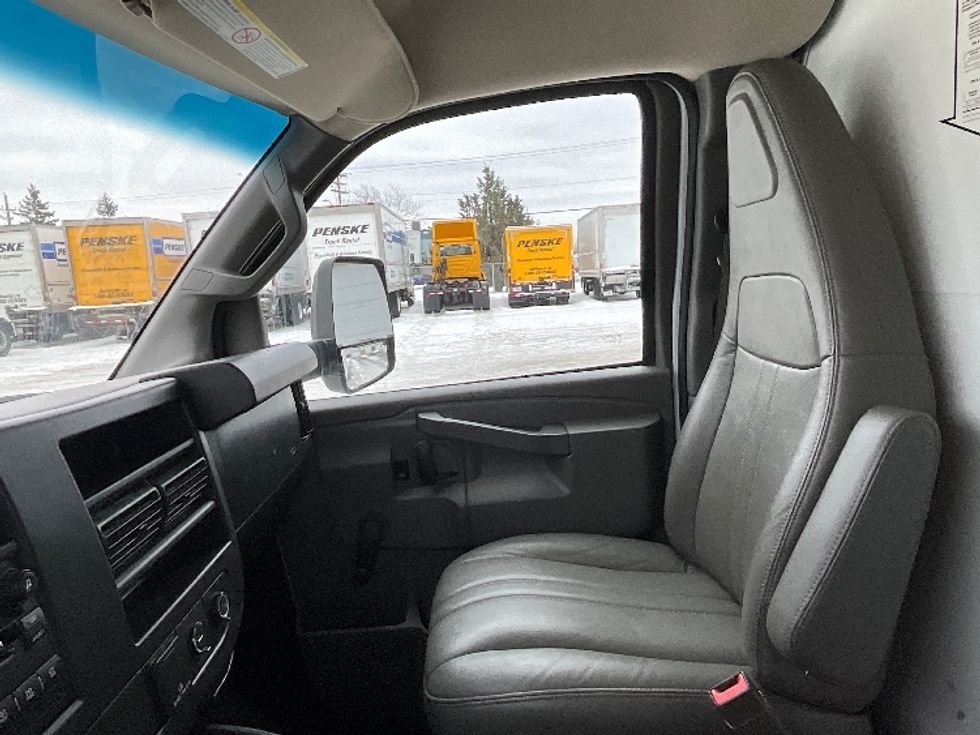 Light Duty Box Truck-Light and Medium Duty Trucks-Chevrolet-2019-G33903-Ottawa-ON-149,162\n\t\tkm-$ 35,000 - Image 18