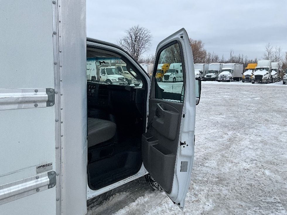 Light Duty Box Truck-Light and Medium Duty Trucks-Chevrolet-2019-G33903-Ottawa-ON-149,162\n\t\tkm-$ 35,000 - Image 19