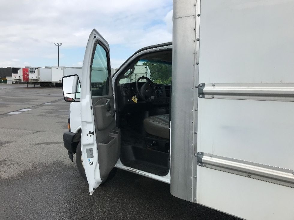 Light Duty Box Truck-Light and Medium Duty Trucks-Chevrolet-2019-G33903-Saint Laurent-PQ-112,224\n\t\tkm-$ 36,250 - Image 16