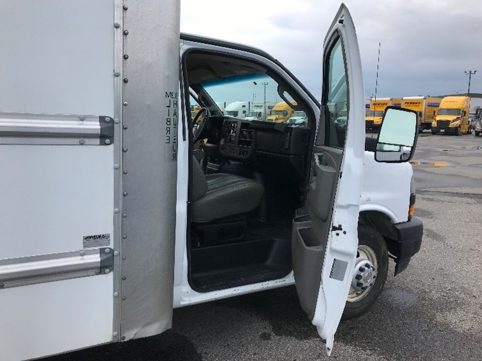 Light Duty Box Truck-Light and Medium Duty Trucks-Chevrolet-2019-G33903-Saint Laurent-PQ-112,224\n\t\tkm-$ 36,250 - Image 20