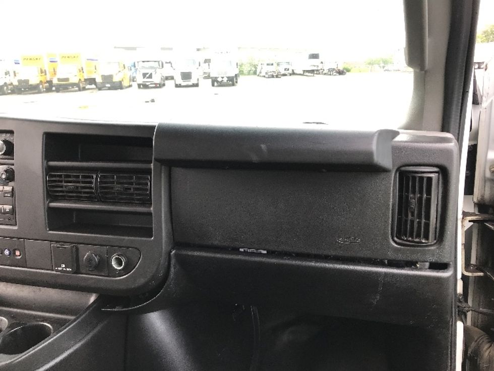 Light Duty Box Truck-Light and Medium Duty Trucks-Chevrolet-2019-G33903-Saint Laurent-PQ-112,224\n\t\tkm-$ 36,250 - Image 21