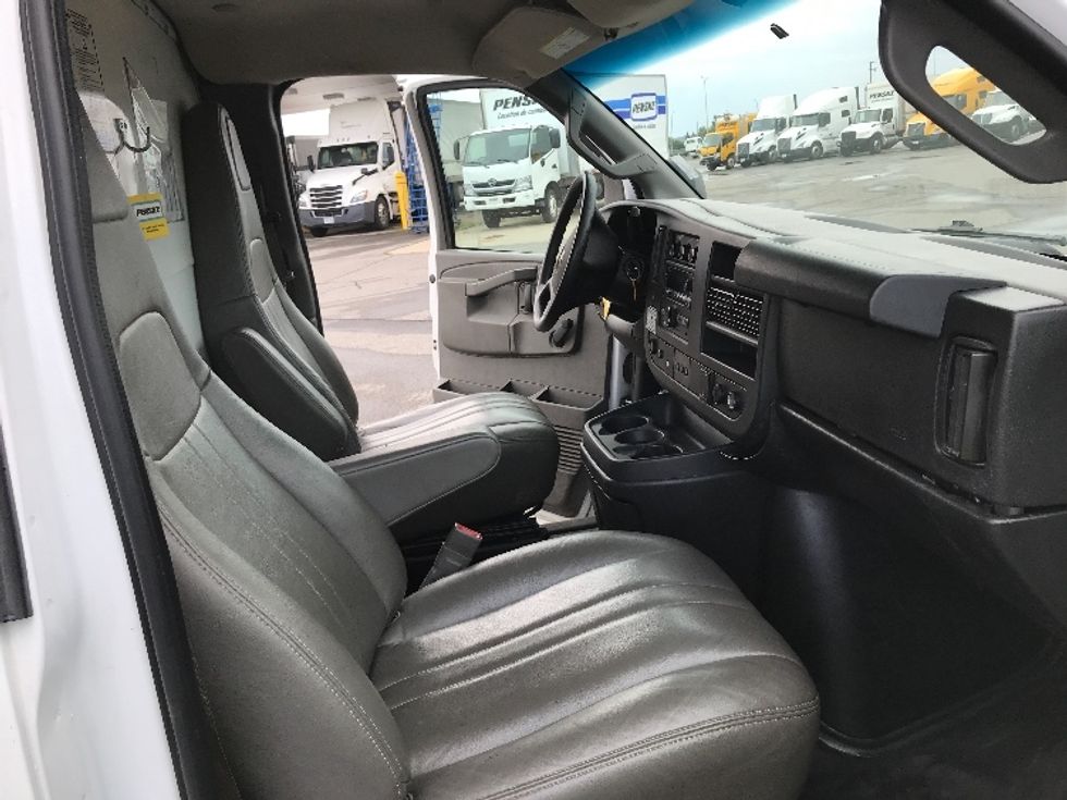 Light Duty Box Truck-Light and Medium Duty Trucks-Chevrolet-2019-G33903-Saint Laurent-PQ-112,224\n\t\tkm-$ 36,250 - Image 22