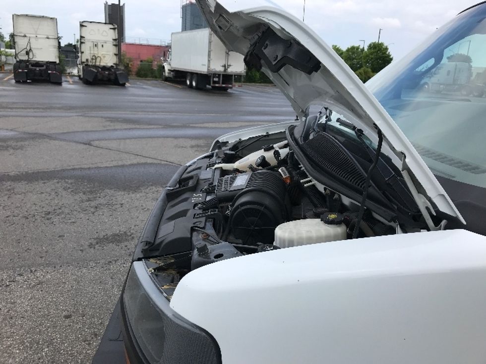 Light Duty Box Truck-Light and Medium Duty Trucks-Chevrolet-2019-G33903-Saint Laurent-PQ-112,224\n\t\tkm-$ 36,250 - Image 24