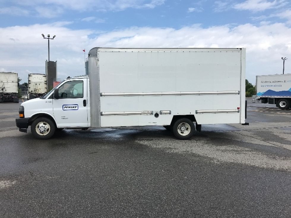 Light Duty Box Truck-Light and Medium Duty Trucks-Chevrolet-2019-G33903-Saint Laurent-PQ-112,224\n\t\tkm-$ 36,250 - Image 4