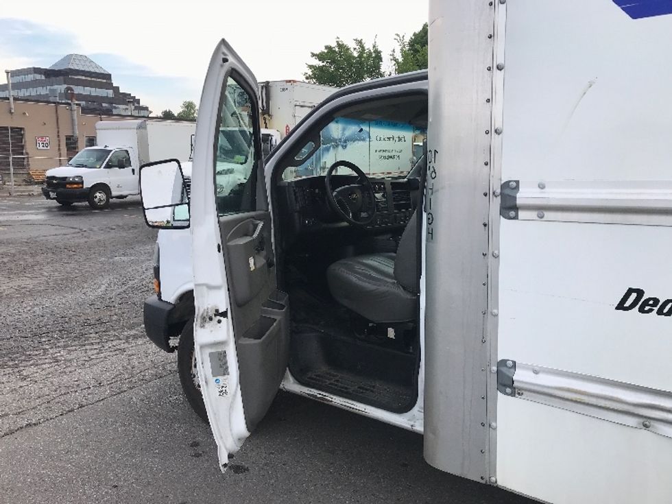 Light Duty Box Truck-Light and Medium Duty Trucks-Chevrolet-2019-G33903-Scarborough-ON-185,525\n\t\tkm-$ 30,250 - Image 16