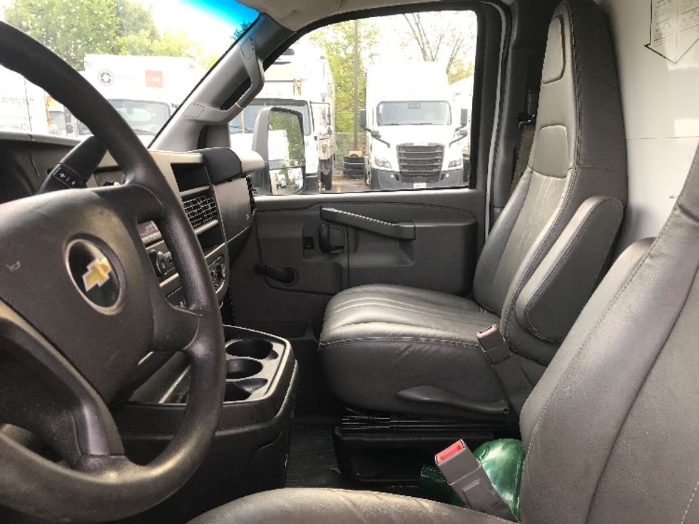 Light Duty Box Truck-Light and Medium Duty Trucks-Chevrolet-2019-G33903-Scarborough-ON-185,525\n\t\tkm-$ 30,250 - Image 19