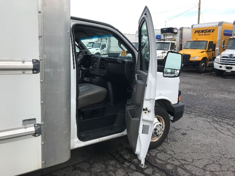 Light Duty Box Truck-Light and Medium Duty Trucks-Chevrolet-2019-G33903-Scarborough-ON-185,525\n\t\tkm-$ 30,250 - Image 20