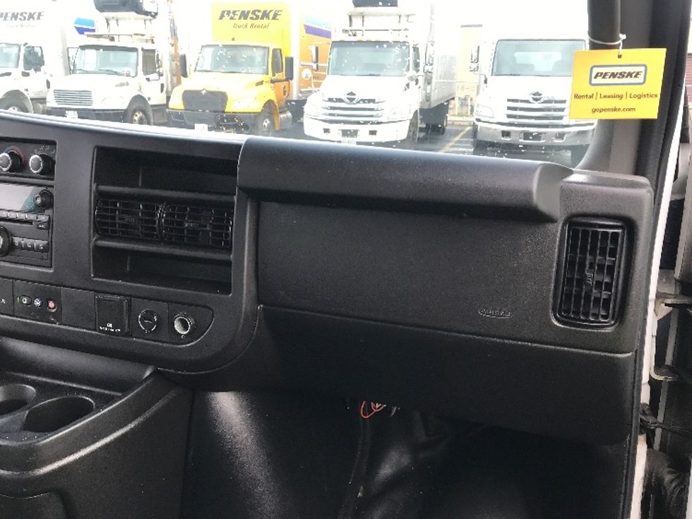 Light Duty Box Truck-Light and Medium Duty Trucks-Chevrolet-2019-G33903-Scarborough-ON-185,525\n\t\tkm-$ 30,250 - Image 21