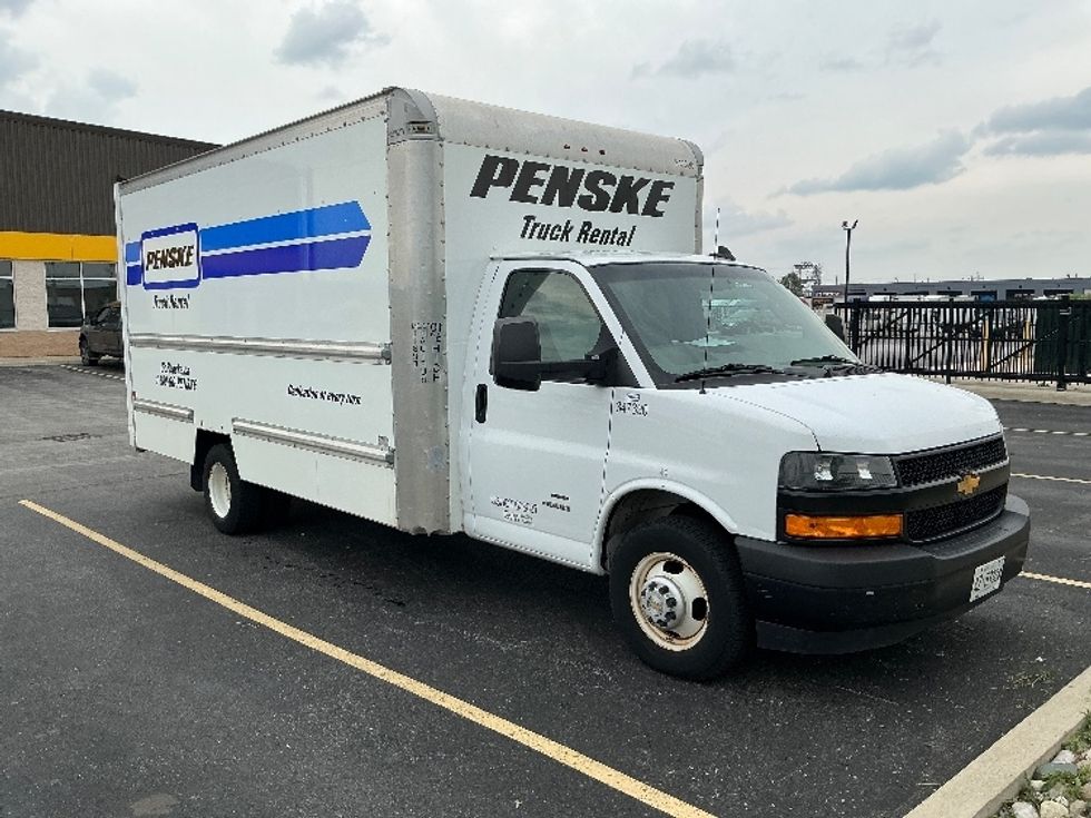 Light Duty Box Truck-Light and Medium Duty Trucks-Chevrolet-2019-G33903-Stoney Creek-ON-154,580\n\t\tkm-$ 32,750 - Image 1