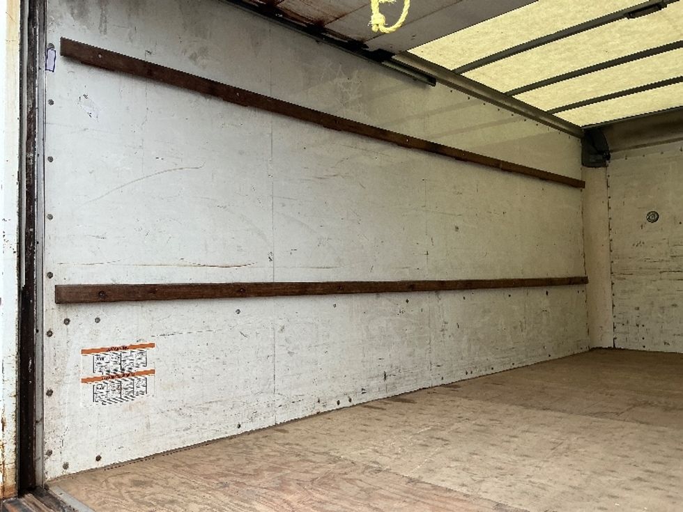 Light Duty Box Truck-Light and Medium Duty Trucks-Chevrolet-2019-G33903-Stoney Creek-ON-154,580\n\t\tkm-$ 32,750 - Image 11