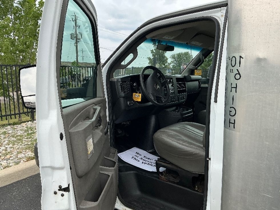 Light Duty Box Truck-Light and Medium Duty Trucks-Chevrolet-2019-G33903-Stoney Creek-ON-154,580\n\t\tkm-$ 32,750 - Image 16