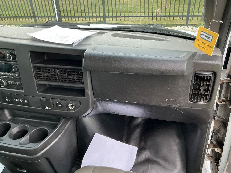 Light Duty Box Truck-Light and Medium Duty Trucks-Chevrolet-2019-G33903-Stoney Creek-ON-154,580\n\t\tkm-$ 32,750 - Image 21