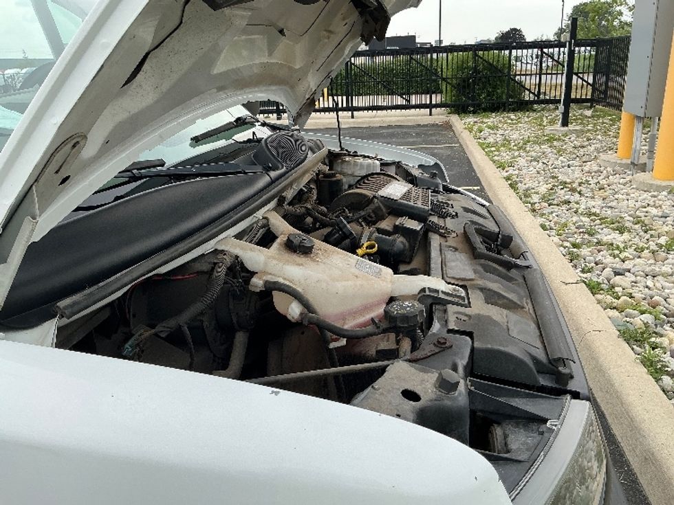 Light Duty Box Truck-Light and Medium Duty Trucks-Chevrolet-2019-G33903-Stoney Creek-ON-154,580\n\t\tkm-$ 32,750 - Image 23