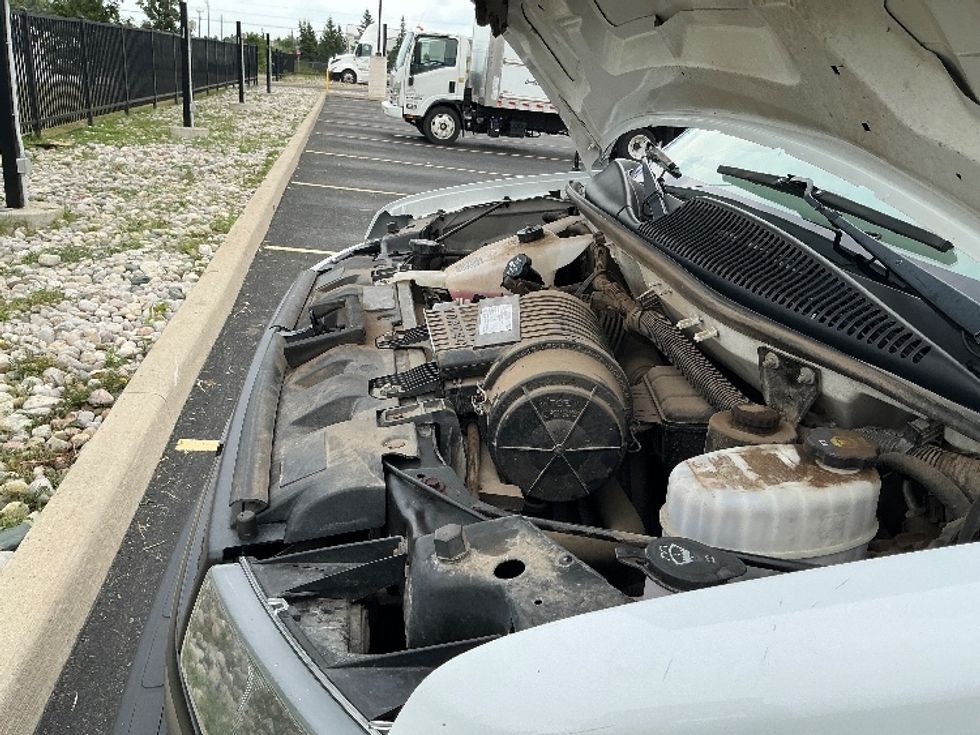 Light Duty Box Truck-Light and Medium Duty Trucks-Chevrolet-2019-G33903-Stoney Creek-ON-154,580\n\t\tkm-$ 32,750 - Image 24