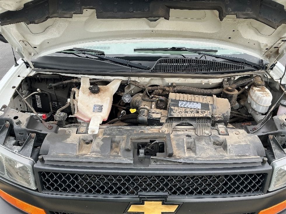 Light Duty Box Truck-Light and Medium Duty Trucks-Chevrolet-2019-G33903-Stoney Creek-ON-154,580\n\t\tkm-$ 32,750 - Image 25