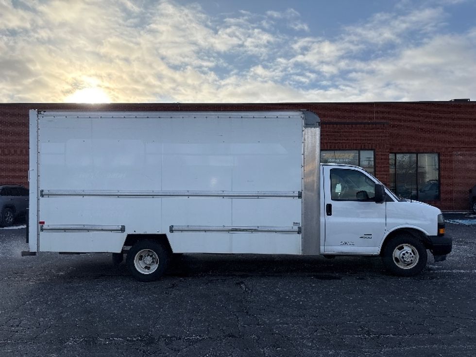 Light Duty Box Truck-Light and Medium Duty Trucks-Chevrolet-2019-G33903-Toronto-ON-171,788\n\t\tkm-$ 33,250 - Image 12