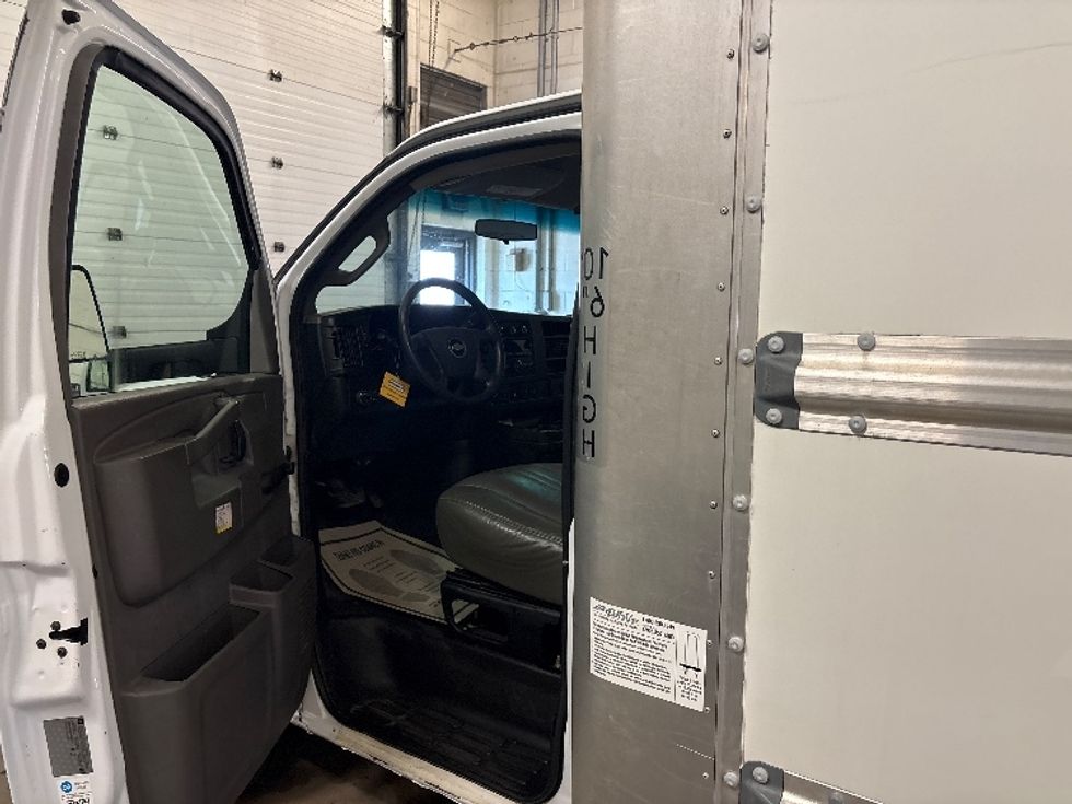 Light Duty Box Truck-Light and Medium Duty Trucks-Chevrolet-2019-G33903-Toronto-ON-171,788\n\t\tkm-$ 33,250 - Image 13